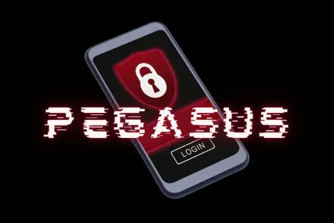 Co to jest Pegasus? To nazwa oprogramowania szpiegującego, które może przejąć kontrolę nad telefonem. Widzimy tu symbol kłódki na tarczy, sugerujący bezpieczeństwo, ale tekst "PEGASUS" z efektem zakłóceń ostrzega przed zagrożeniem.