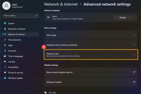 Gdy laptop gubi WiFi, w Ustawieniach sieciowych wybierz "Resetowanie sieci", aby przywrócić ustawienia fabryczne adapterów.