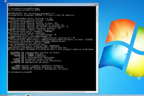 Wyniki skanowania systemu plików w wierszu poleceń. CHKDSK sprawdza pliki, indeksy i deskryptory zabezpieczeń.