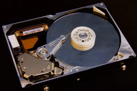 Wnętrze dysku twardego, gotowe do partycjonowania za pomocą fdisk w Linux.