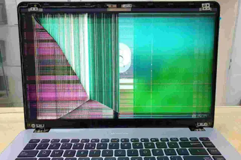 Uszkodzony ekran w laptopie wyświetla kolorowe paski i zakłócenia. Wygląda na to, że ekran w laptopie nie działa poprawnie.