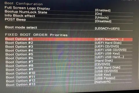 BIOS nie widzi dysku SSD. Widoczny ekran ustawień bootowania, gdzie opcja #1 to "UEFI Network", a dysk SSD nie jest widoczny na liście priorytetów.