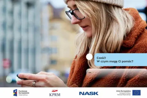 Kobieta z okularami patrzy na telefon, gdzie widać okienko czatu z pytaniem "Cześć! W czym mogę Ci pomóc?". To przykład, co to jest bot.