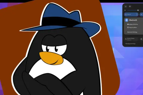 Pingwin w fedorze na tle pulpitu Fedora 37, z widocznym panelem ustawień Bluetooth.