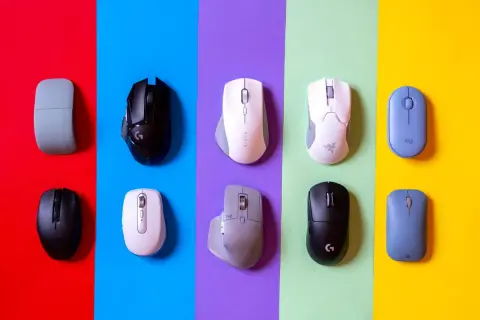 Różne rodzaje myszek komputerowych: gamingowe, ergonomiczne i kompaktowe, ułożone na kolorowych tłach.
