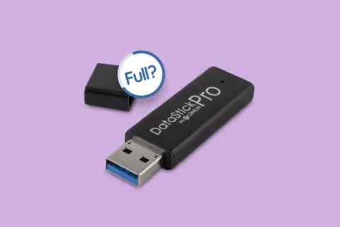 Czarny pendrive DataStick Pro z nakrętką obok. Czy jego pojemność jest wystarczająca?