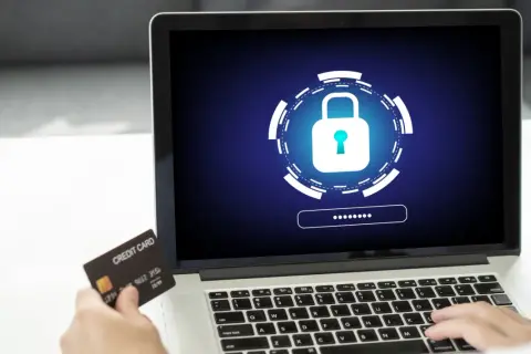 Chroń swoje dane! Dowiedz się, gdzie zgłosić oszustwo internetowe i jak zabezpieczyć kartę kredytową przed cyberprzestępcami.