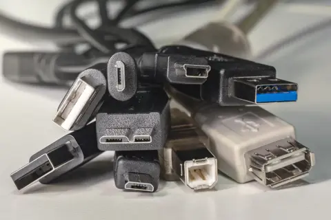 Plątanina kabli USB, w tym złącza USB-A, Micro USB i Mini USB, gotowe do szybkiego transferu danych z prędkością USB 2.0.