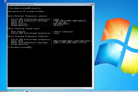 Wiersz polecenia Windows 10 wyświetla konfigurację IP systemu, w tym adresy IPv4 i IPv6 dla połączenia Ethernet.