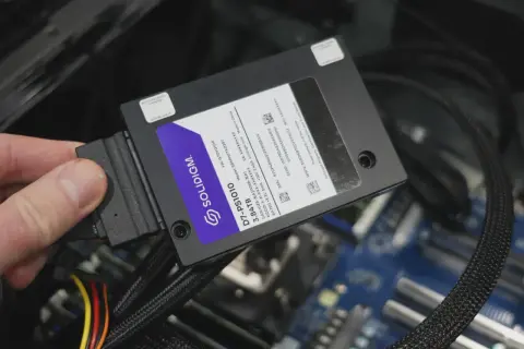Dysk SSD Solidigm 3.84TB podłączany do komputera. Optymalizacja dysku SSD zapewni szybki dostęp do danych.