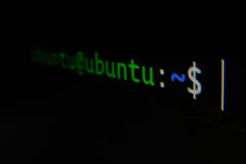 Terminal Ubuntu z zielonym tekstem "ubuntu@ubuntu:~$" - gotowy do konfiguracji własny serwer poczty.