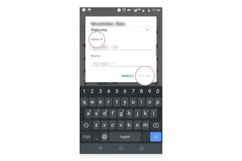 Ekran telefonu z klawiaturą. Widzimy okno dialogowe z polem "Adres IP" i "Brama", gdzie można wpisać dane, by sprawdzić IP na telefonie.