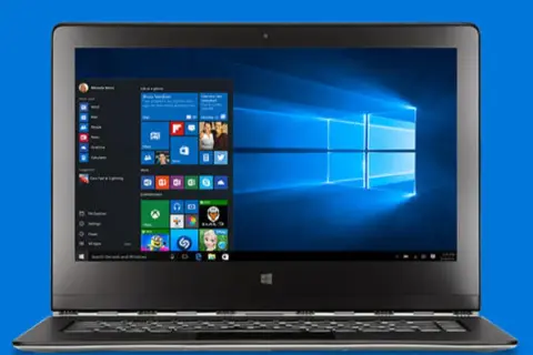 Laptop z systemem Windows 10. Menu Start otwarte, widoczne kafelki z aplikacjami. Obrazek może pomóc w znalezieniu informacji, jak wyłączyć Windows Defender.