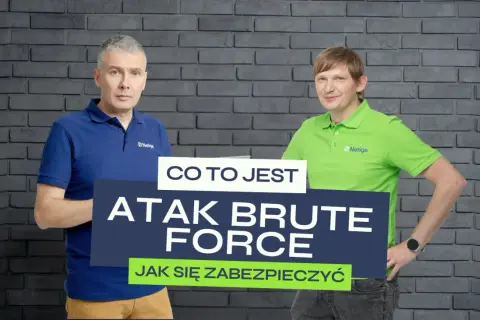 Dwóch mężczyzn omawia atak brute force. Jeden w niebieskiej koszulce, drugi w zielonej.
