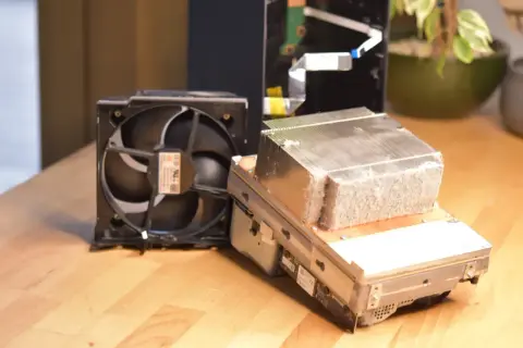 Wentylator i radiator z konsoli, części do walki z throttlingiem.