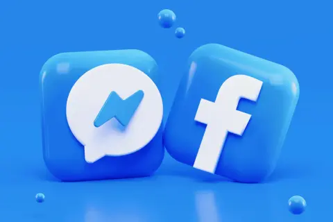 Ikony Facebook i Messenger na niebieskim tle. Uważaj na wirus na Messengerze, który może się ukrywać w wiadomościach.