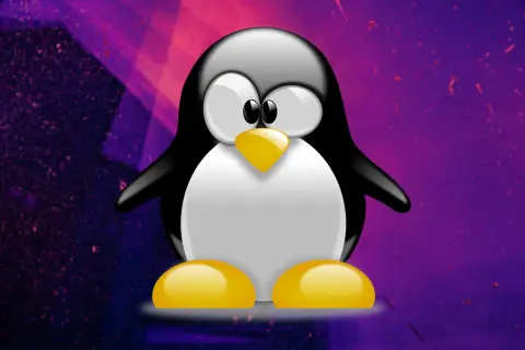 Tux, maskotka **Linux**a, na tle fioletowo-różowych, abstrakcyjnych kształtów i drobnych iskier.