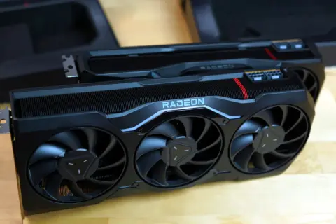 Dwie karty graficzne AMD Radeon z potrójnymi wentylatorami, gotowe do podkręcania wydajności.