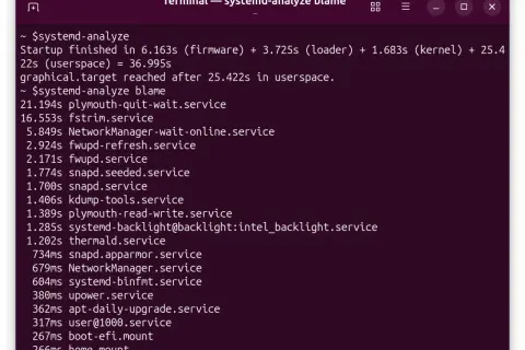 Analiza czasu uruchamiania systemu Linux. Wyniki `systemd-analyze blame` pokazują, które usługi spowalniają autostart.