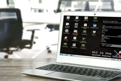 Laptop z uruchomionym systemem **System Rescue** CD. Na ekranie widoczne ikony narzędzi do naprawy systemu i diagnostyki.