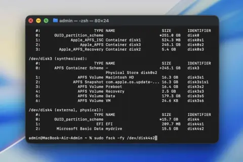 Terminal z listą partycji dyskowych i poleceniem `sudo fsck -fy /dev/disk4s2`. Widać partycje APFS i EFI.