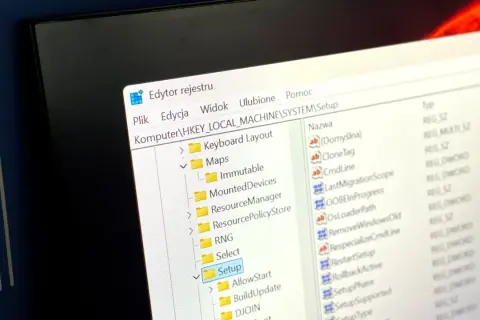 Edytor rejestru Windows 11, gałąź Setup. Widoczne wpisy związane z konfiguracją systemu, np. CloneTag, CmdLine, RestartSetup.