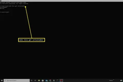 Komenda `wmic bios get serialnumber` pozwala sprawdzić, jak sprawdzić ile lat ma laptop, uzyskując jego numer seryjny.