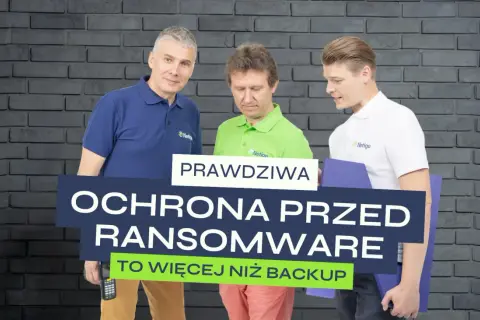 Trzech mężczyzn omawia skuteczną ochronę przed ransomware. Podkreślają, że to coś więcej niż tylko backup.