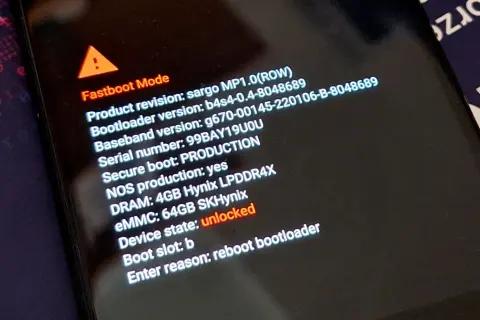 Telefon z odblokowanym bootloaderem w trybie Fastboot. To pierwszy krok do instalacji Linuxa na telefonie.