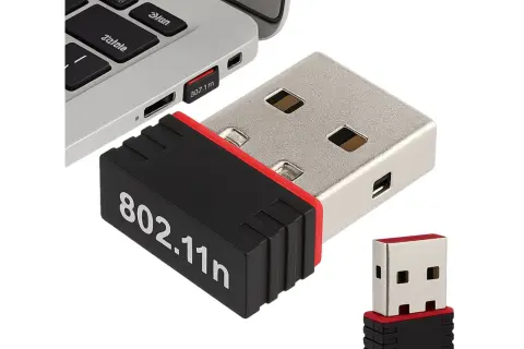 Kompaktowy adapter Wi-Fi USB 802.11n podłączony do laptopa, zapewniający szybki internet.