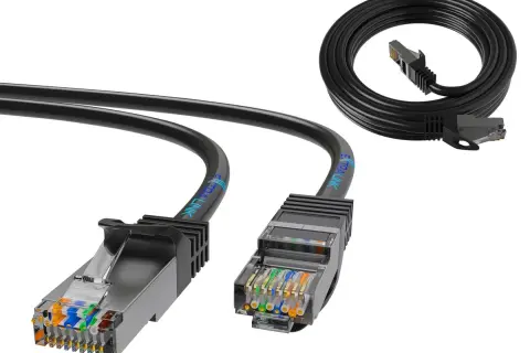 Dwa kable Ethernet z przezroczystymi wtyczkami RJ45 i zwinięty kabel w tle. Różne kategorie kabli ethernet.