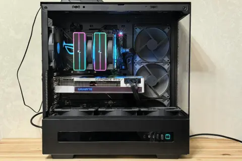 Komputer z podświetleniem RGB, idealny do **Kodi** na **Linux**. W środku karta Gigabyte GeForce RTX i chłodzenie wodne.