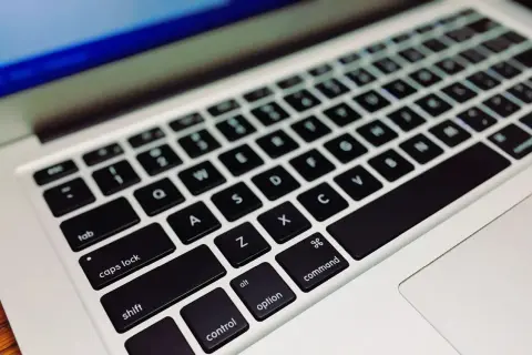Klawiatura laptopa, gdzie litery tworzą słowo "exploit co to".