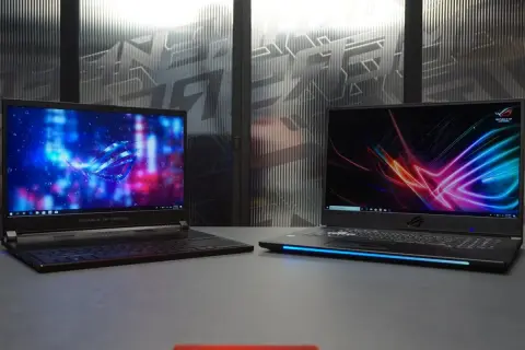 Dwa laptopy gamingowe ROG z podświetlanymi ekranami i klawiaturami. To odpowiedź na pytanie: laptop gamingowy co to jest.