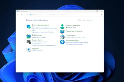Panel sterowania z kategoriami: System i zabezpieczenia, Sieć i Internet, Sprzęt i dźwięk, Programy, Konta użytkowników, Wygląd i personalizacja, Zegar i region, Ułatwienia dostępu.