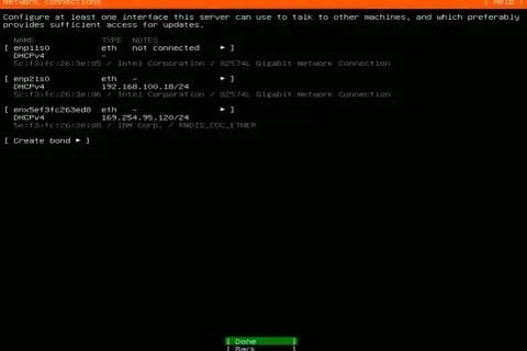Konfiguracja sieci na routerze Linux. Widoczne interfejsy sieciowe, jeden niepołączony, dwa z adresami IP.