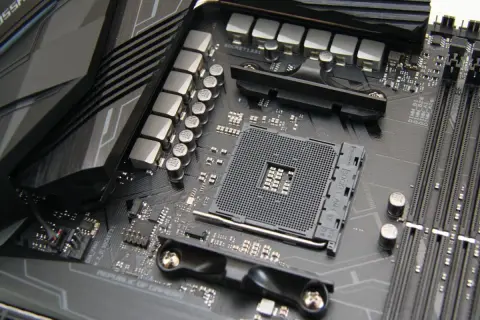 Szukasz odpowiedzi, jaką płytę główną wybrać? Zbliżenie na gniazdo procesora AM4 i sekcję zasilania płyty głównej ASUS ROG.