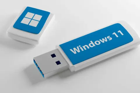 Pendrive z logo Windows 11, gotowy do pomocy w tym, jak zainstalować system operacyjny na pendrive.
