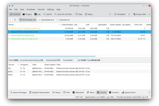 Widok programu KTorrent z listą pobieranych plików, w tym Fedora-Kinoite-ostree-x86_64-39.
