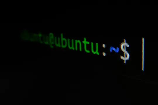 Terminal Ubuntu z zielonym tekstem "ubuntu@ubuntu:~$" - gotowy do konfiguracji własny serwer poczty.