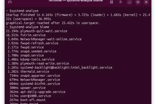 Analiza czasu uruchamiania systemu Linux. Wyniki `systemd-analyze blame` pokazują, które usługi spowalniają autostart.