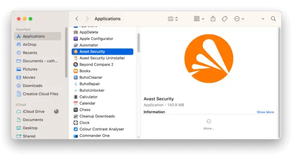 Widok folderu Aplikacje na Macu, gdzie zaznaczony jest "Avast Security". Obok widoczny jest jego pomarańczowy logotyp. To pierwszy krok, by dowiedzieć się, jak odinstalować Avast.