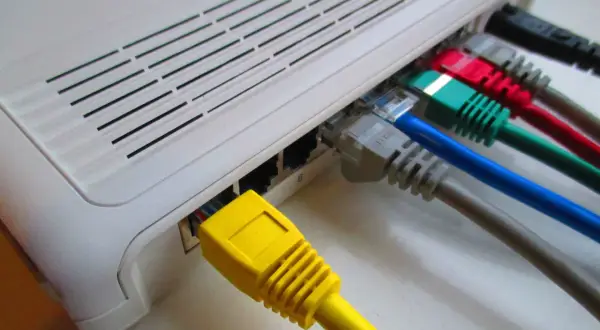 Wiele kolorowych kabli podłączonych do routera. Czy to modem? Nie, to router, który rozdziela sygnał.
