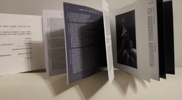 Otwarta książeczka z tekstami piosenek, w tym "Lowkey feat. Tony Kilo". Widoczna sylwetka artysty.