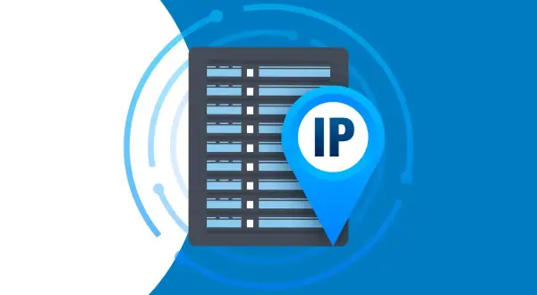 Ikona lokalizacji z literami "IP" na tle serwerowni. Dowiedz się, jak sprawdzić IP.