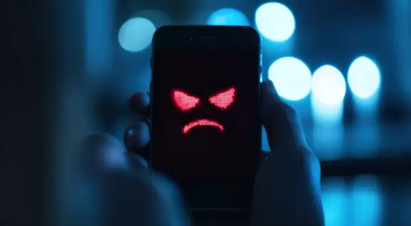 Złowroga, czerwona buźka na ekranie telefonu. Czy to znak, że zainstalowano aplikacje szpiegujące telefon?