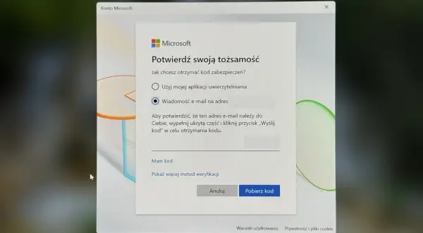 Okno dialogowe Microsoftu prosi o potwierdzenie tożsamości, aby pomóc w procesie jak zablokować ekran Windows. Wybierz opcję otrzymania kodu weryfikacyjnego.