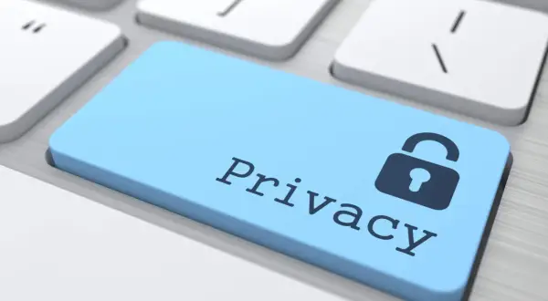 Niebieski klawisz z symbolem kłódki i napisem "Privacy" na klawiaturze. Dbałość o prywatność w sieci jest kluczowa.