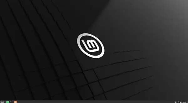 Minimalistyczny pulpit z logo Linux Mint XFCE na czarnym, geometrycznym tle.