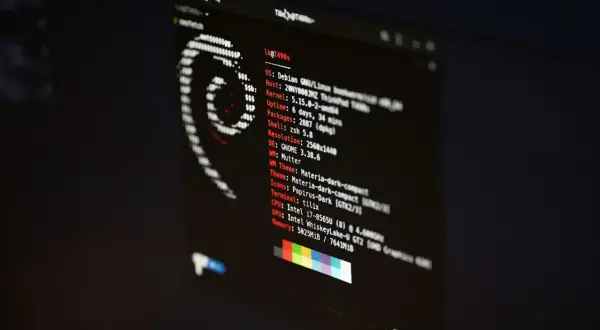 Terminal z informacjami o systemie Debian 10, w tym wersją jądra, środowiskiem graficznym GNOME i specyfikacją sprzętu.